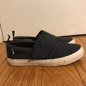 Youth 2.5M Tom's Slip Ons with Velcro Closure